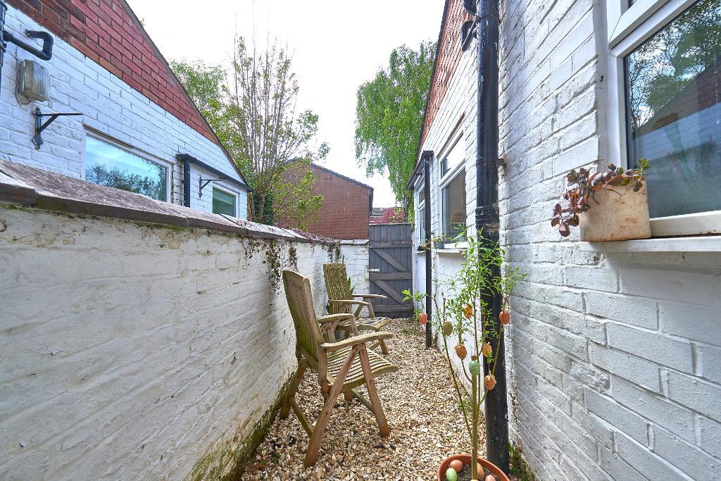 2 Bedroom Terraced For Sale in Vicker Grove, Didsbury, M20 1LJ