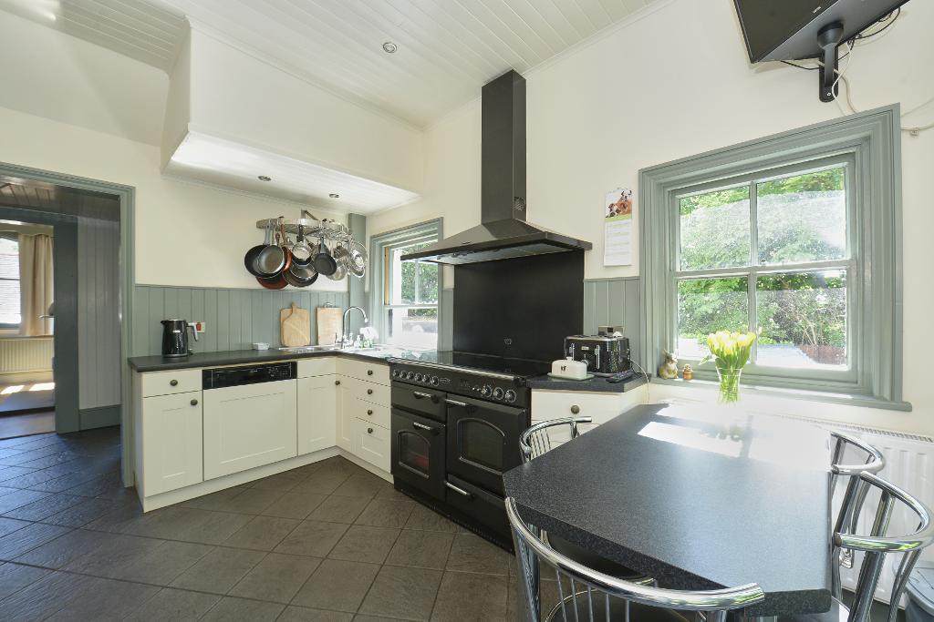 4 Bedroom Detached For Sale in Woodlands Parkway, Timperley, WA15 6ST