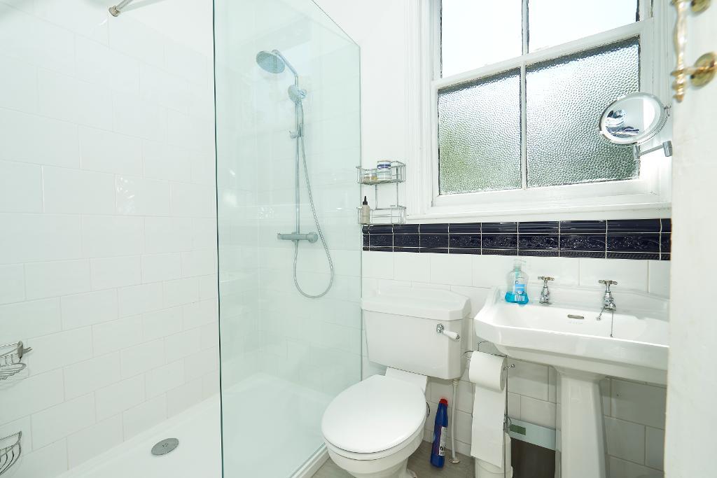 4 Bedroom Detached For Sale in Woodlands Parkway, Timperley, WA15 6ST