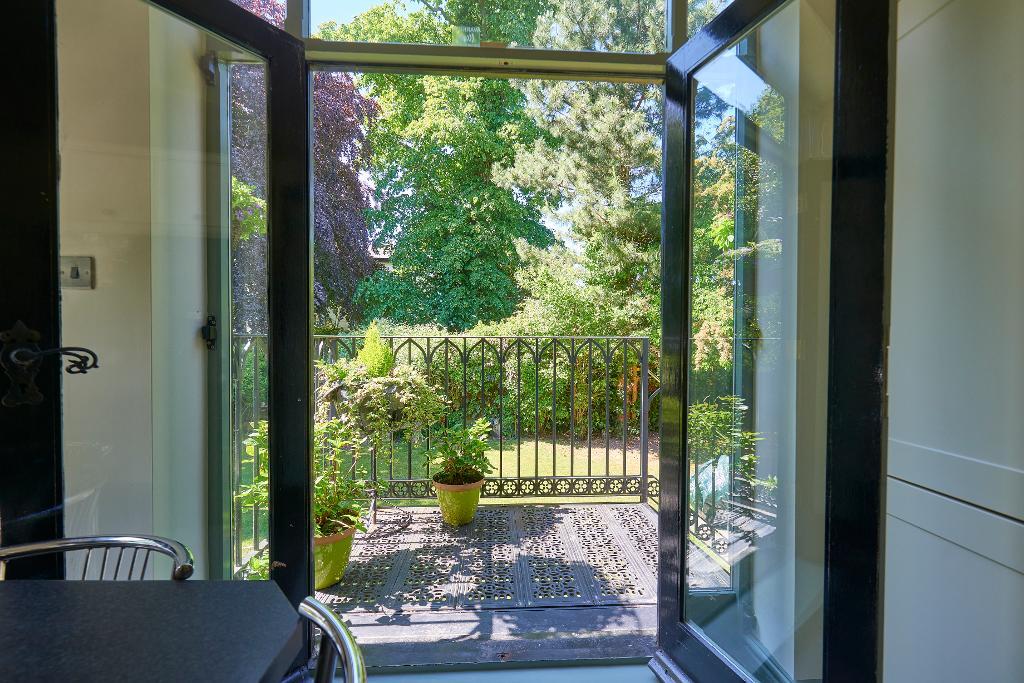 4 Bedroom Detached For Sale in Woodlands Parkway, Timperley, WA15 6ST