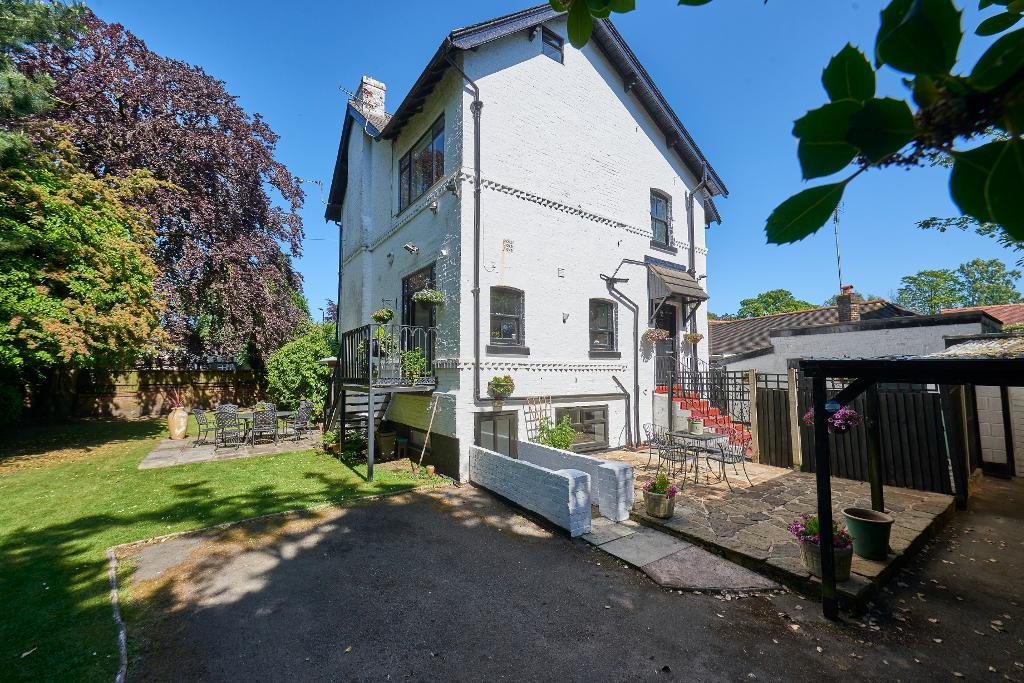 4 Bedroom Detached For Sale in Woodlands Parkway, Timperley, WA15 6ST