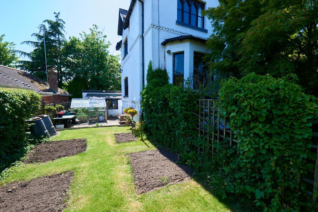 4 Bedroom Detached For Sale in Woodlands Parkway, Timperley, WA15 6ST